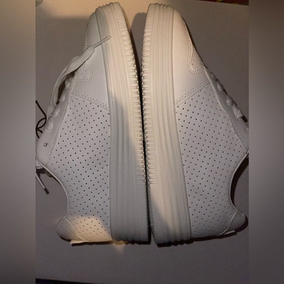 White sneakers with breathable design - Picture 2 of 3
